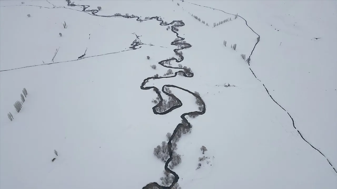 Bayburt'un Demirözü İlçesi'nde Kış Manzaraları: Karla Kaplı Menderesler