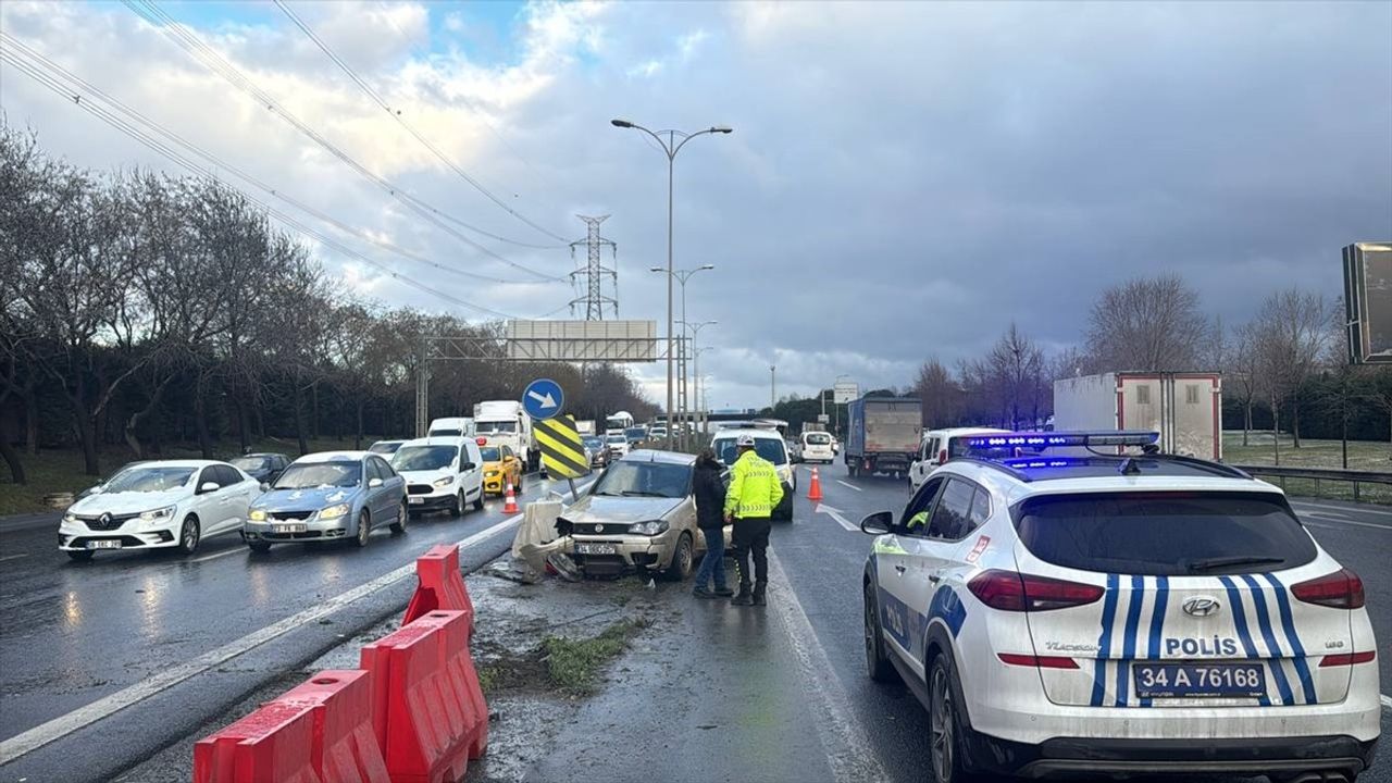 Bayrampaşa'da Bariyerlere Çarpan Otomobilde İki Yaralı