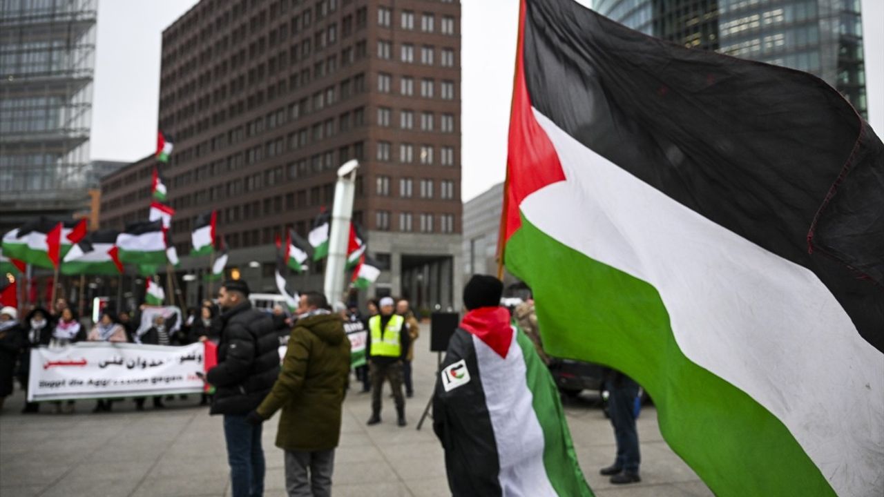 Berlin'de Filistin Destekçileri Trump'ın Planlarını Protesto Etti