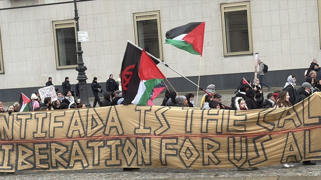 Berlin'de Filistin'e Destek Gösterisi Gerçekleştirildi