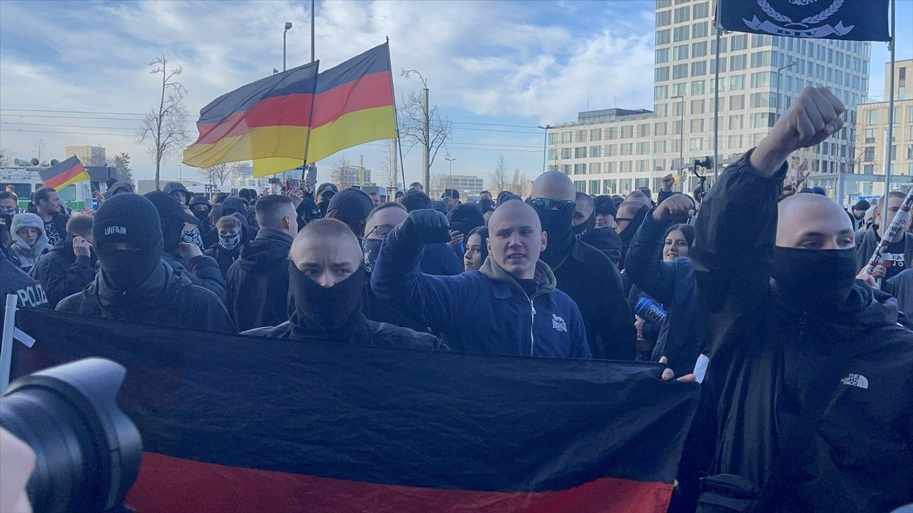 Berlin'de Neonazi Yürüyüşü: 300 Kişi Toplandı, Karşıt Gösteriler Gerçekleşti