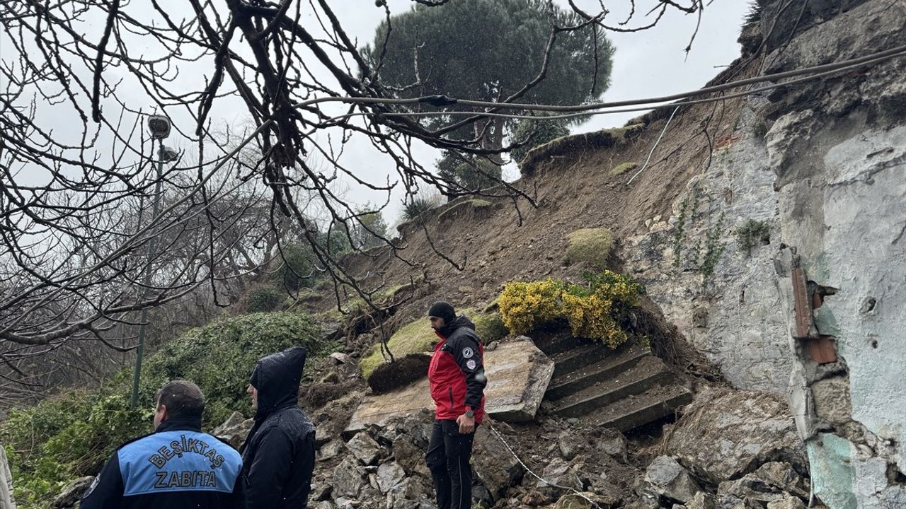Beşiktaş'ta Toprak Kayması Nedeniyle İstinat Duvarı Yıkıldı