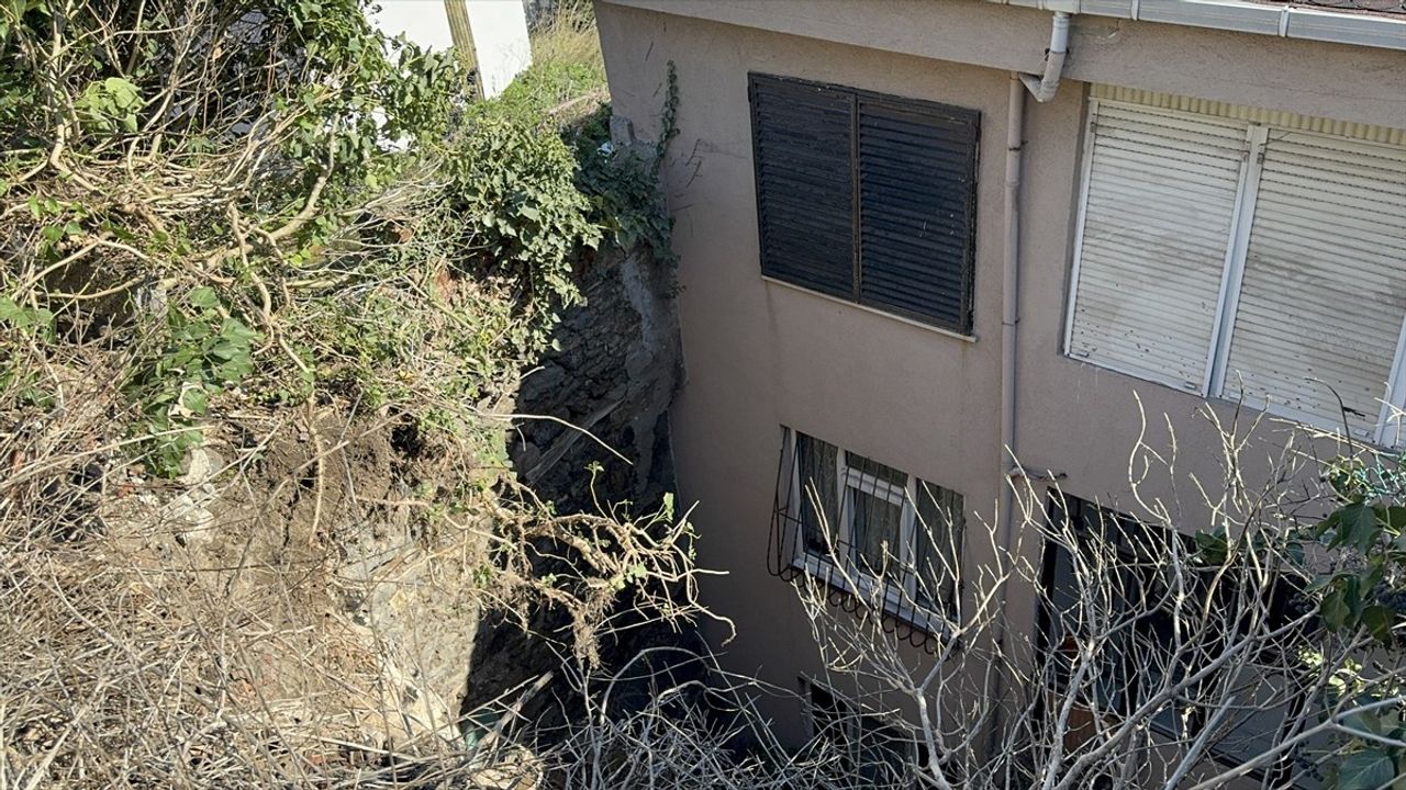 Beşiktaş'ta Toprak Kayması: Üç Dairede Hasar Meydana Geldi