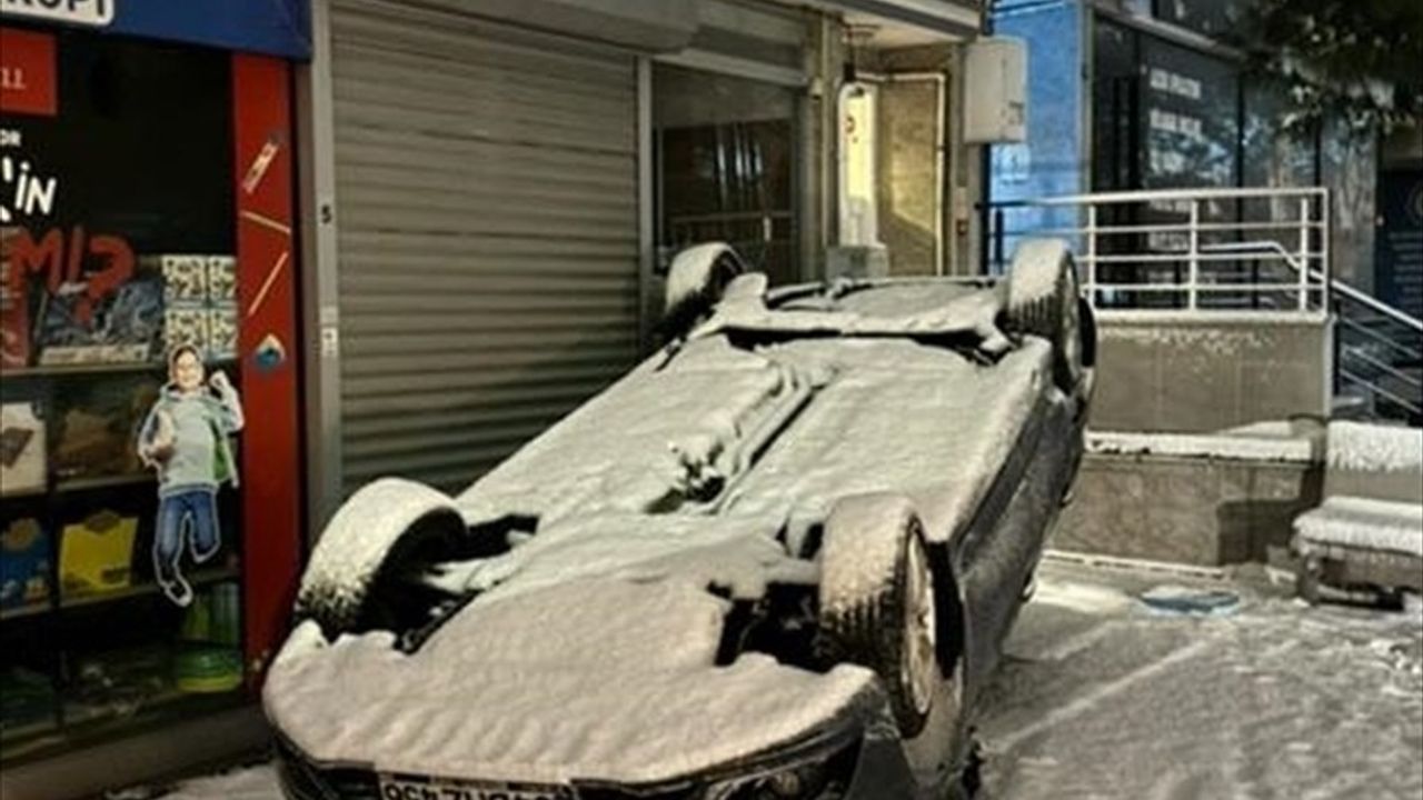 Beylikdüzü'nde Kar Küreme Aracının Çarptığı Otomobil Ters Döndü