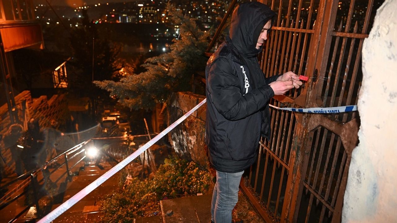 Beyoğlu'nda İstinat Duvarı Çöktü, İki Bina Tahliye Edildi