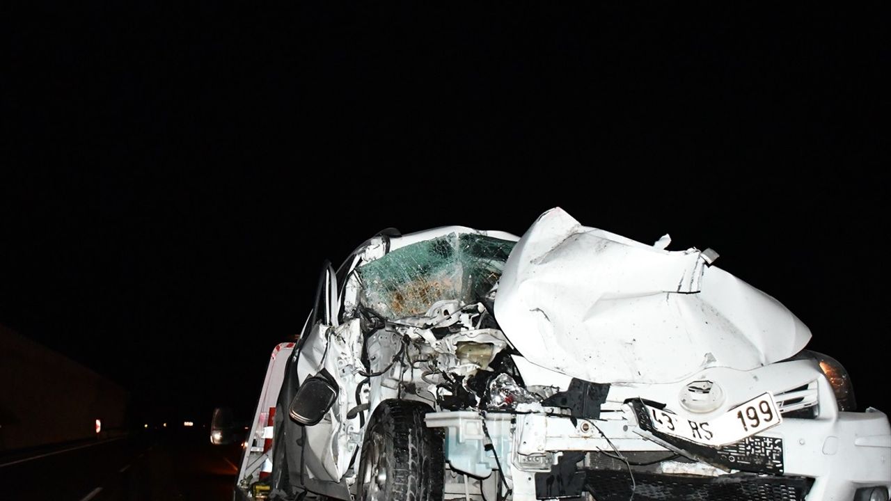 Bilecik'te Otomobilin Kamyona Çarpması Sonucu 5 Yaralı