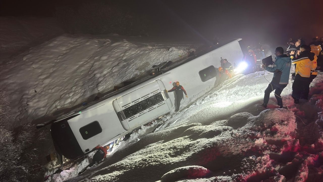 Bingöl'de Yolcu Otobüsü Devrildi: 5 Ölü, 38 Yaralı