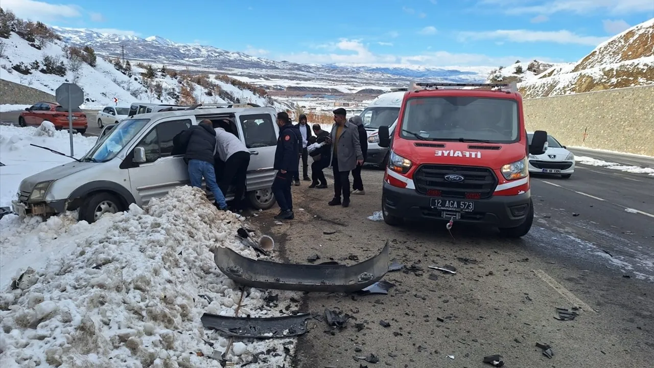 Bingöl Genç ilçesinde otomobil ve hafif ticari araç çarpıştı: 4 yaralı