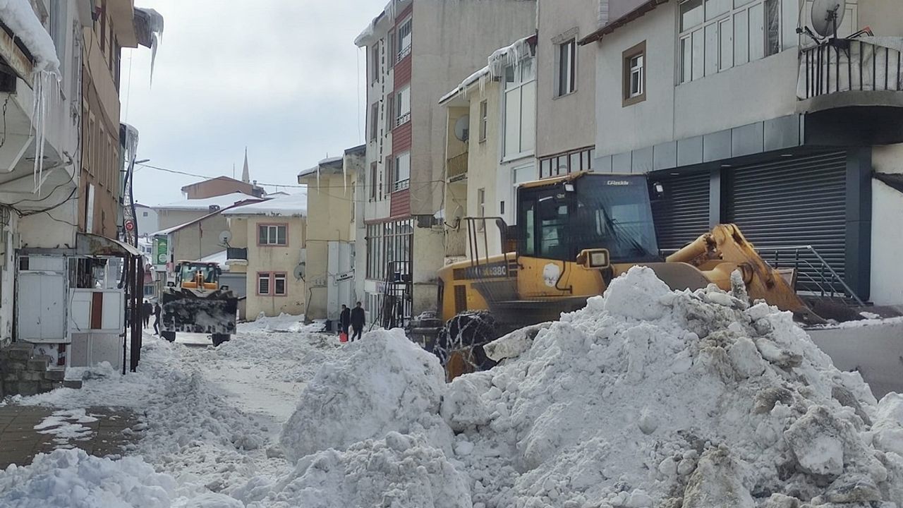 Bingöl Karlıova'da Biriken Kar İlçe Dışına Taşınıyor