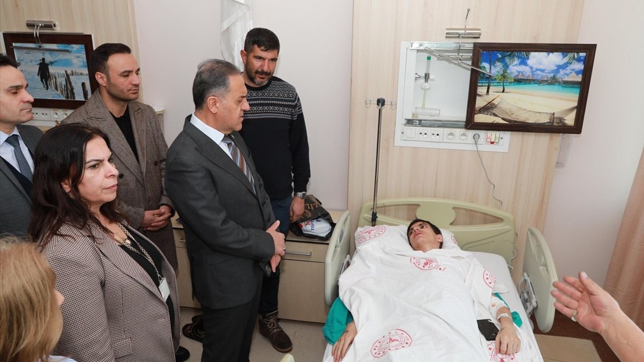 Bingöl Valisi Usta, Otobüs Kazasında Yaralananları Ziyaret Etti