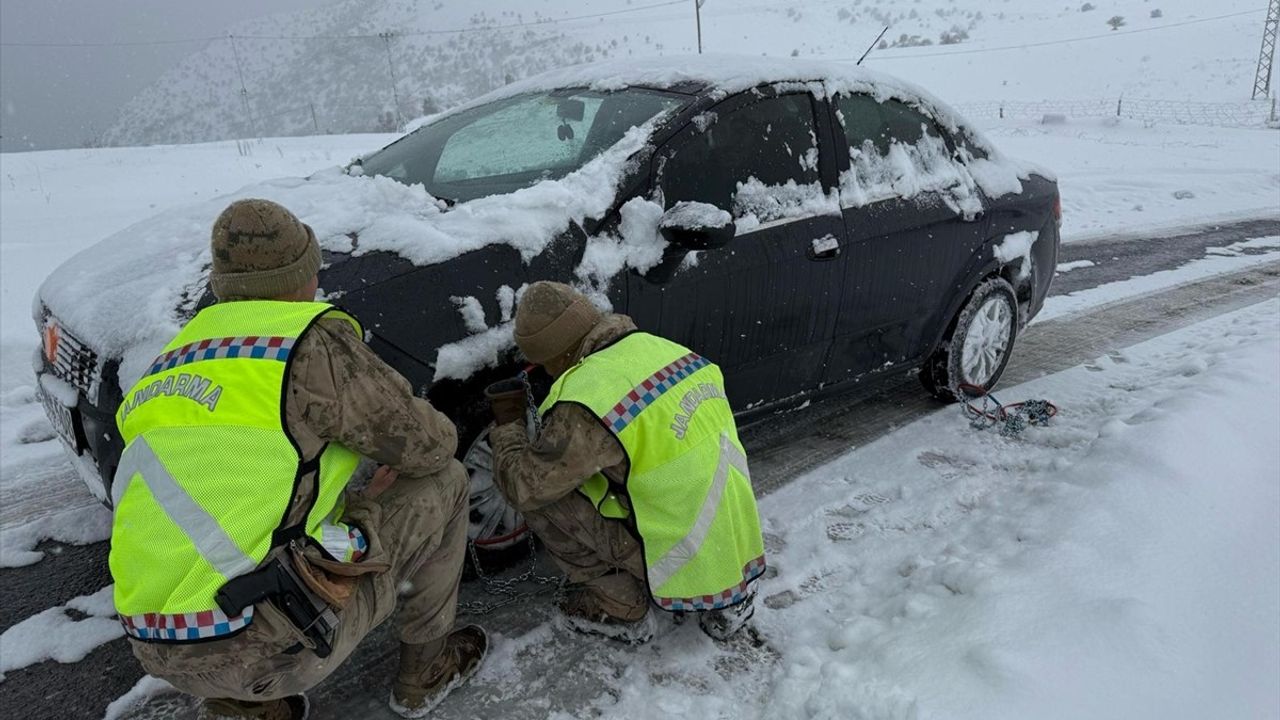 Bitlis'te Jandarma Ekipleri Yolda Kalan Sürücülere Yardım Etti