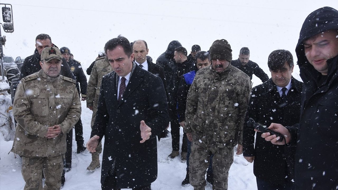 Bitlis Valisi Karakaya, Karla Mücadele Ekiplerine Tatlı İkramında Bulundu