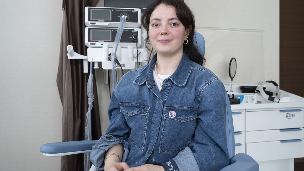 Biyonik kulak operasyonu ile 30 yaşında yeniden duymaya başlayan genç kadın