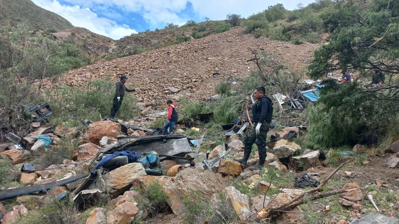 Bolivya'da Yolcu Otobüsü Uçuruma Düştü: 31 Kişi Hayatını Kaybetti