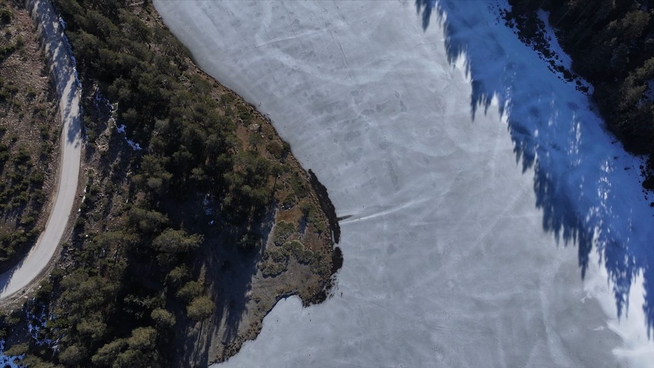 Bolu Aladağ Göleti'nin Yüzeyi Buzla Kaplandı