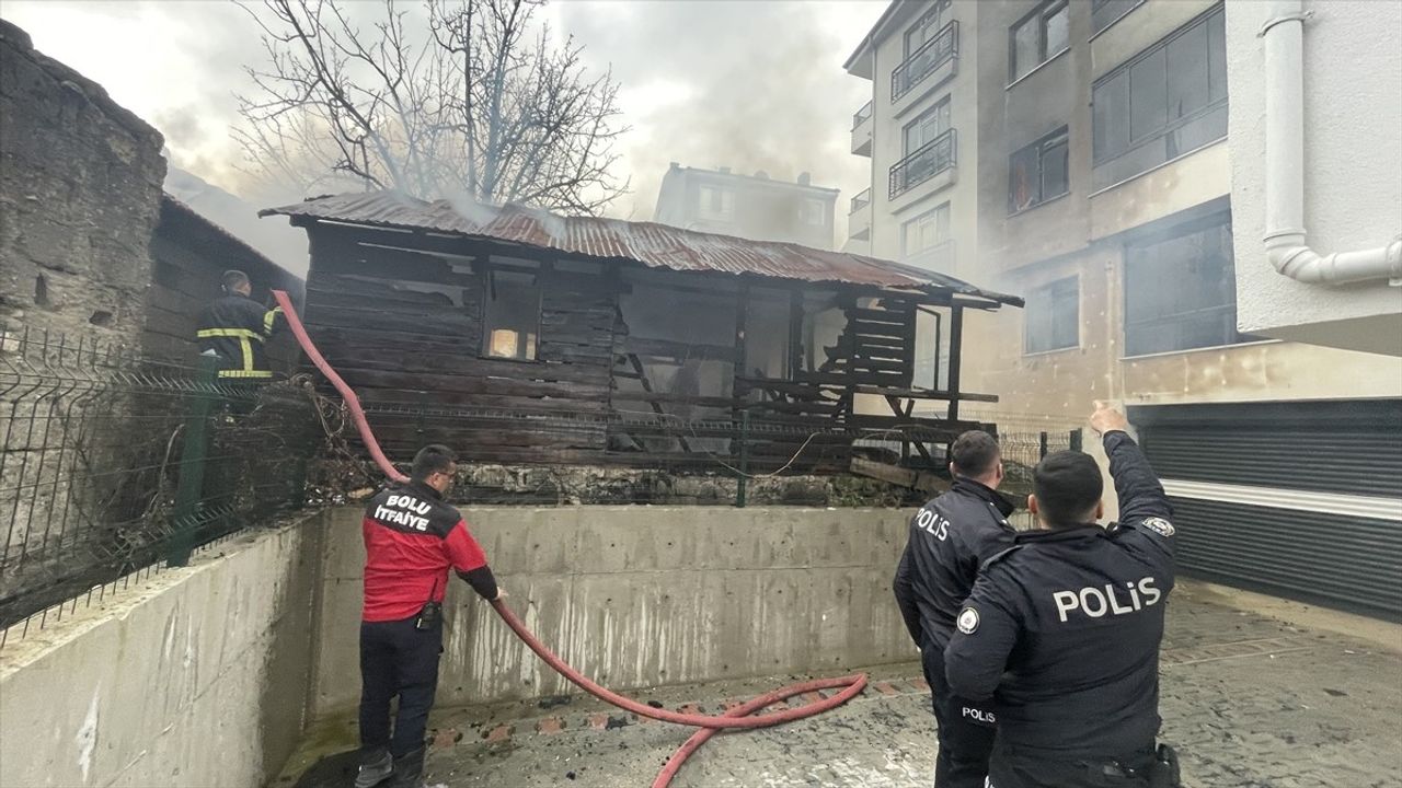 Bolu'da Barakada Başlayan Yangın, Evlere Sıçradı: İtfaiye Müdahale Etti