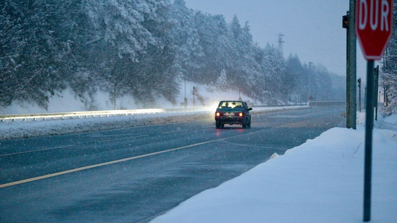 Bolu'da Etkili Kar Yağışı: Yüksek Kesimlerde Kar Kalınlığı 40 Santimetreye Ulaştı
