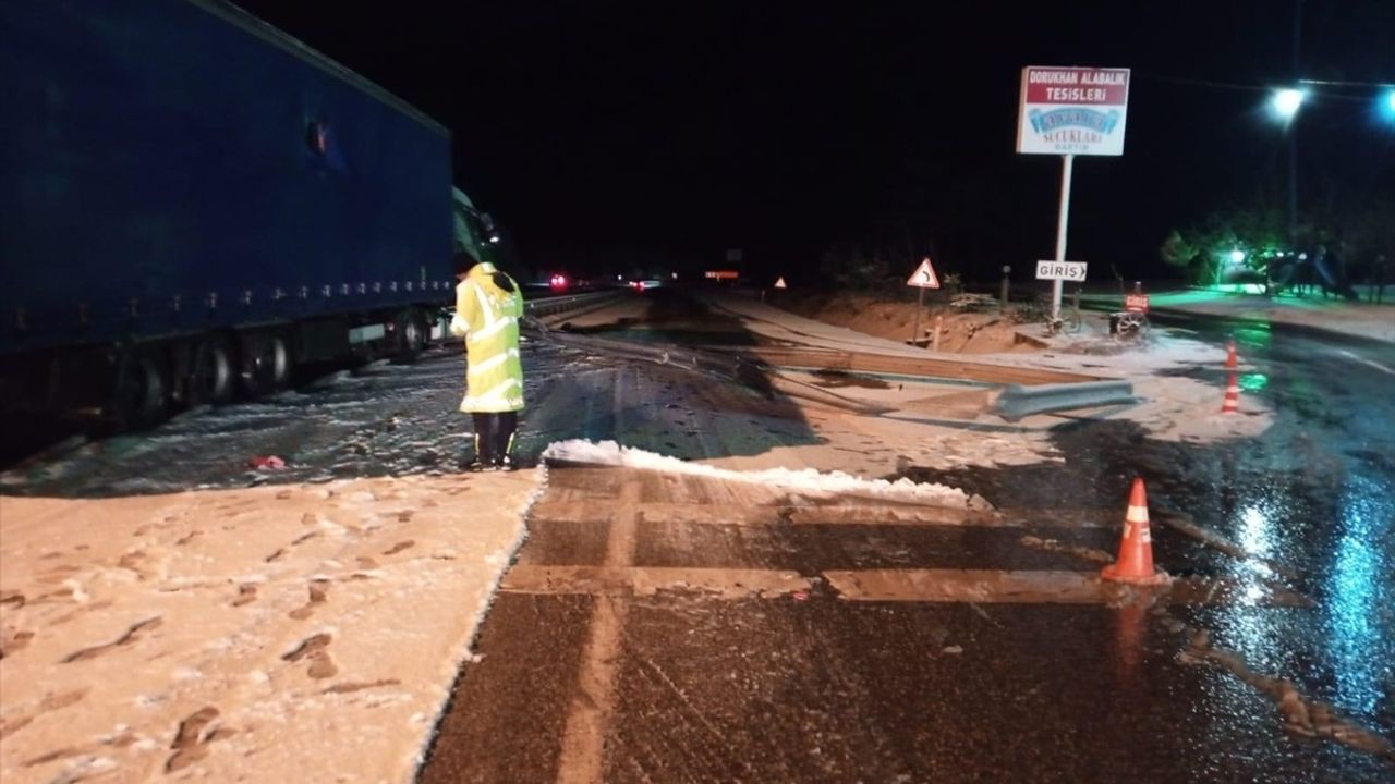 Bolu'da Refüje Çarpan Tırın Sürücüsü Yaralandı