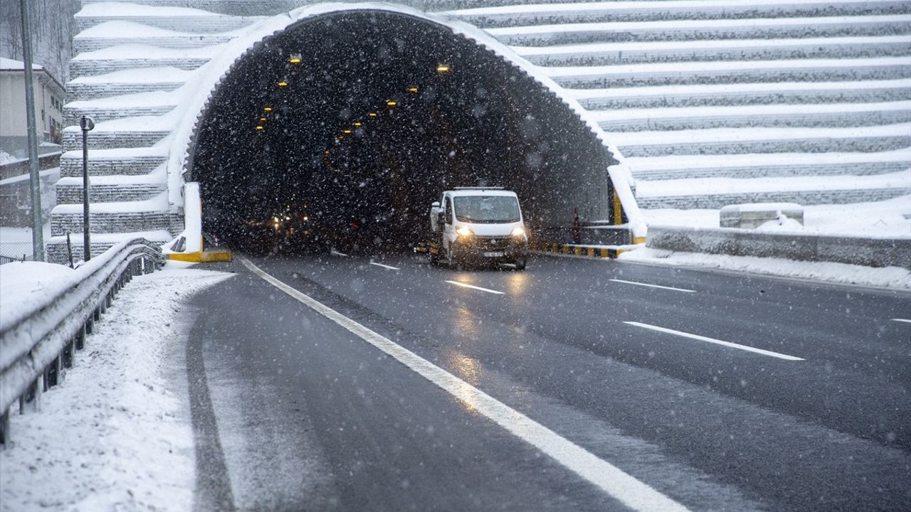 Bolu Dağı Geçişinde Kar Yağışı Ulaşımı Etkiliyor