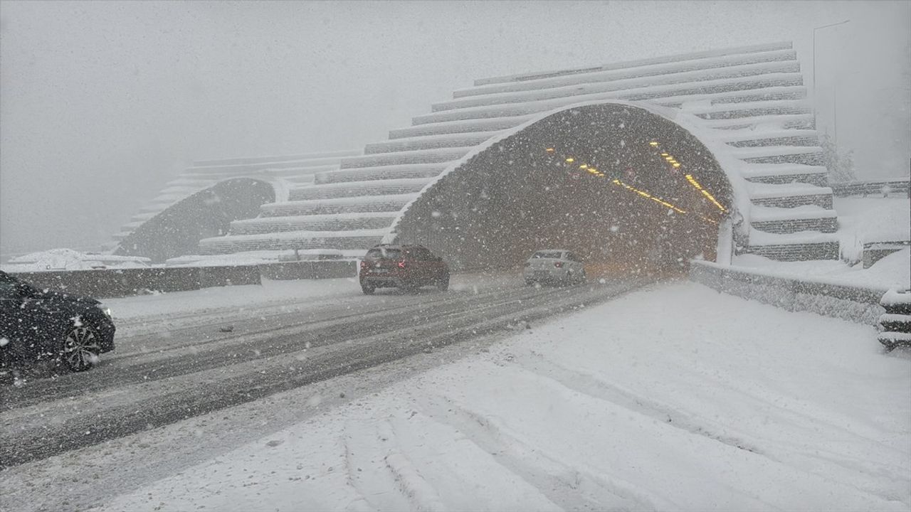 Bolu Dağı'nda Kar Yağışı Etkisini Artırıyor