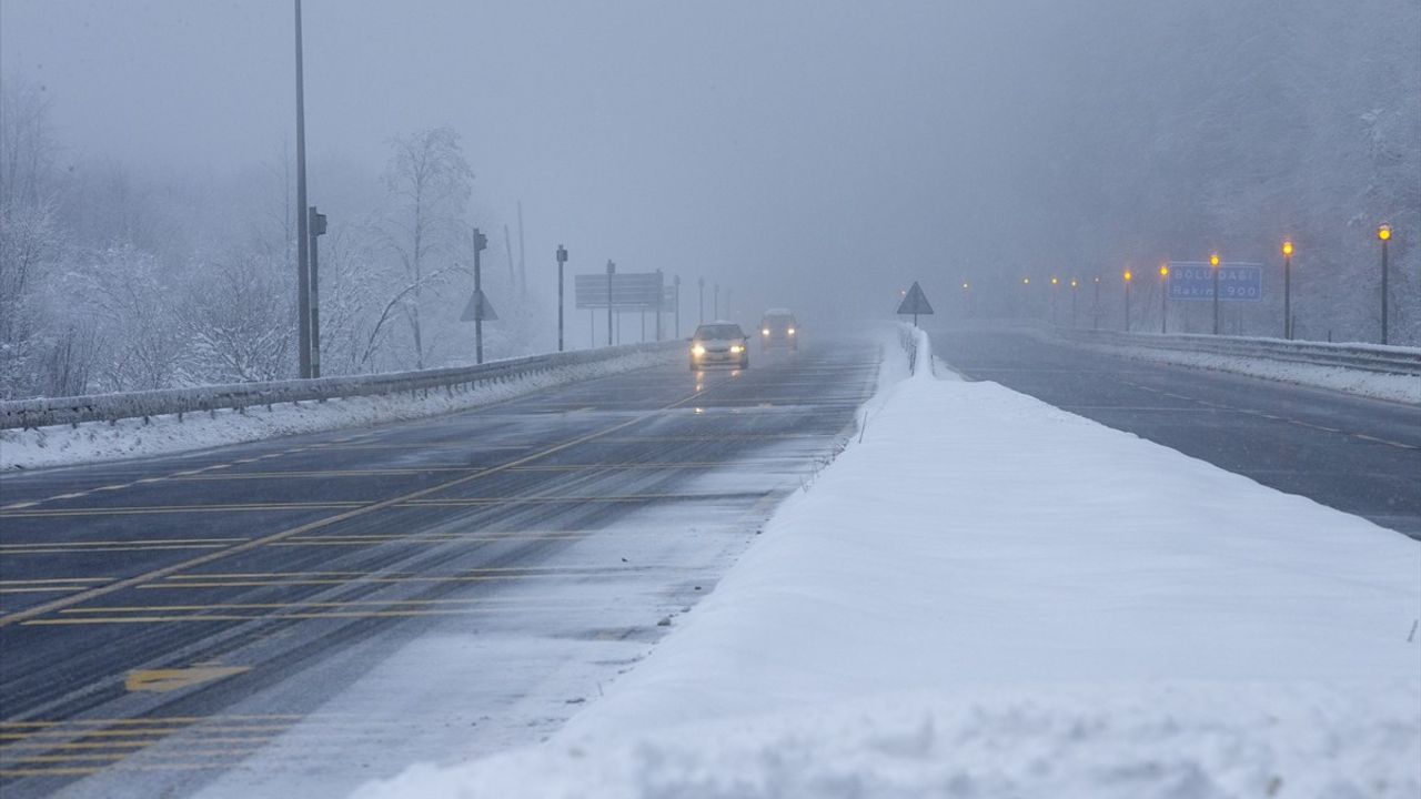 Bolu Dağı'nda Kar Yağışı Ulaşımı Etkiliyor