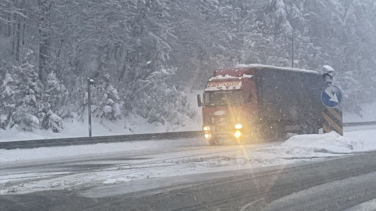Bolu Dağı'nda Yoğun Kar Yağışı Etkili Olmaya Devam Ediyor