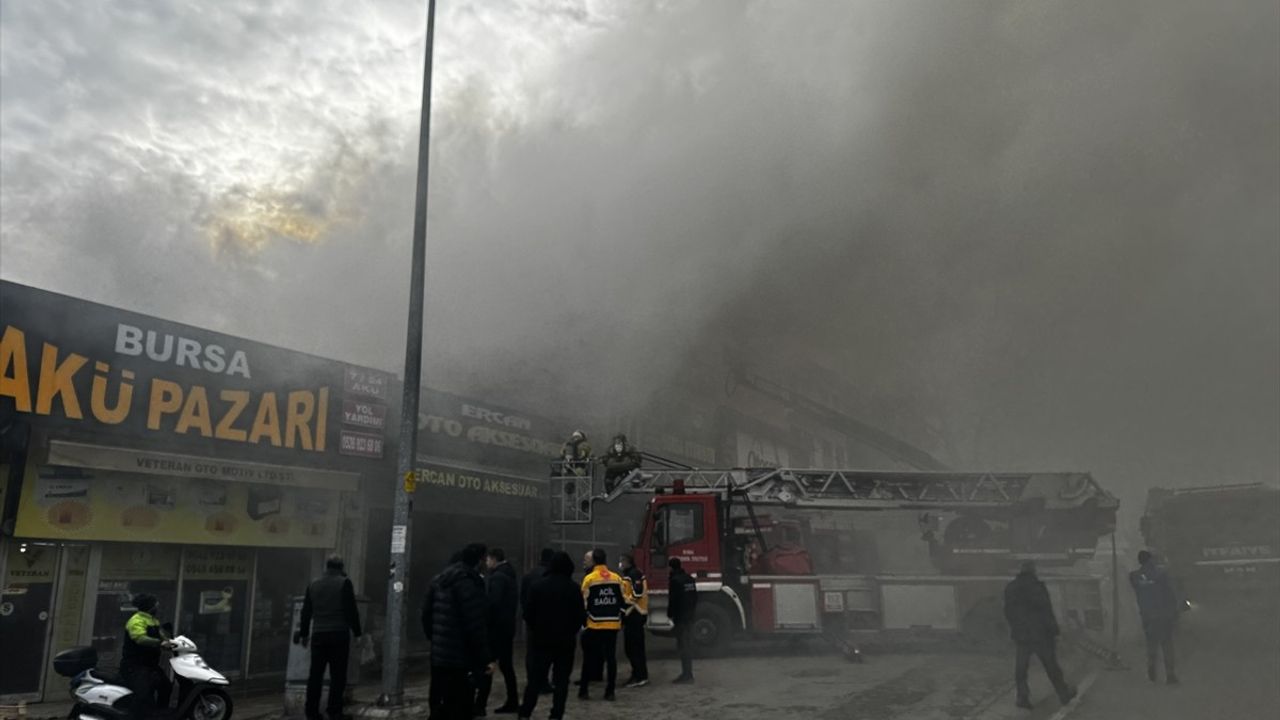 Bursa'da Oto Aksesuar İşletmesinde Yangın Kontrol Altına Alınmaya Çalışılıyor