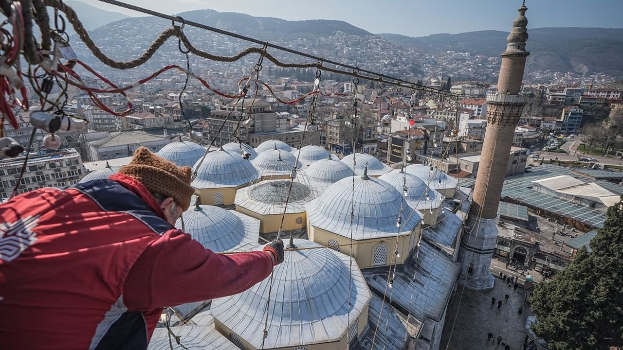 Bursa'daki Tarihi Ulu Cami'ye 'Allah iyilik yapanları sever' Mahyası Asıldı
