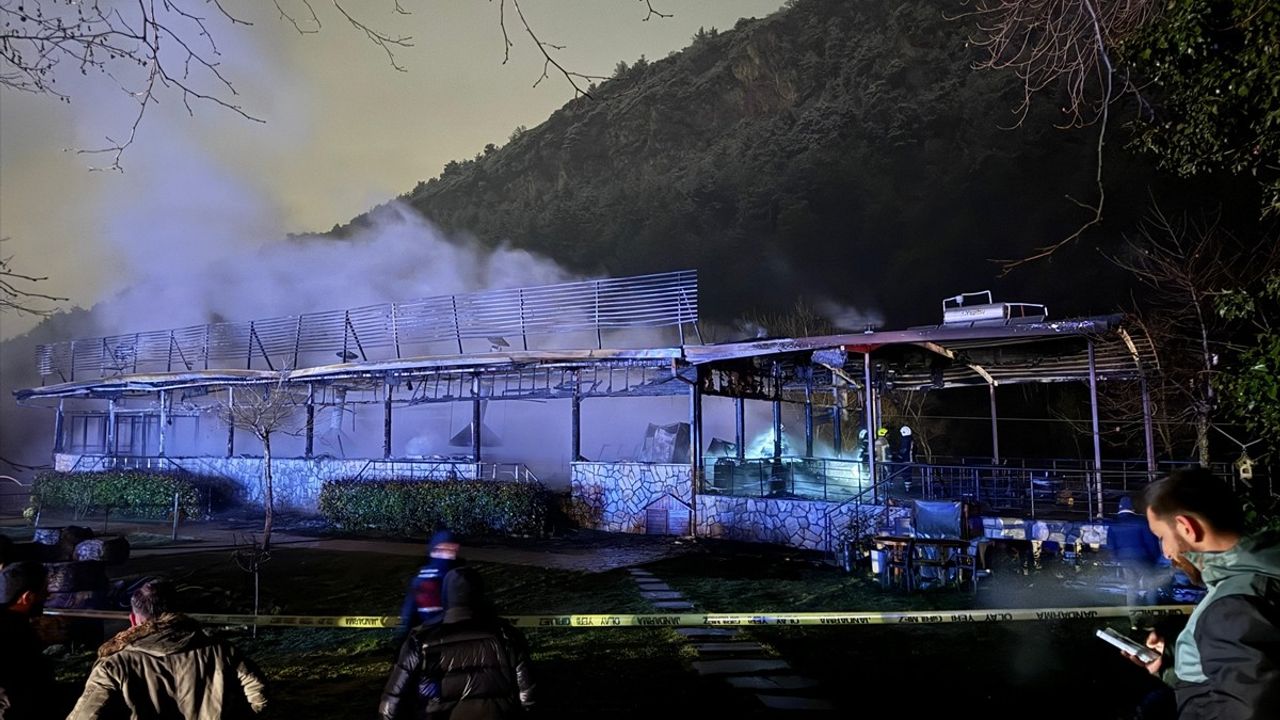 Bursa'nın Kestel İlçesinde Restoran Yangını Kontrol Altına Alındı