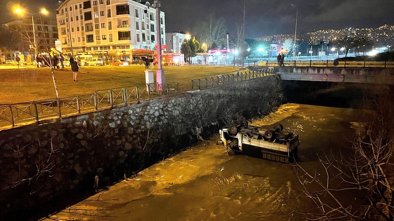 Bursa Yıldırım'da Kamyonet Dereye Düştü: Sürücü Yaralı