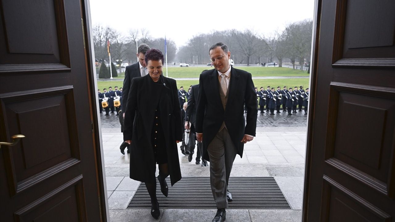 Büyükelçi Gökhan Turan, Almanya Cumhurbaşkanı Steinmeier'e Güven Mektubunu Sundurdu