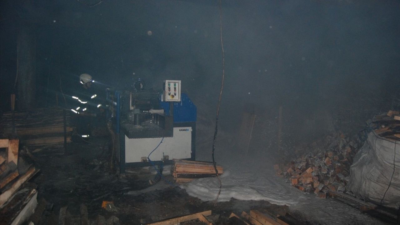 Çanakkale'de Palet Atölyesinde Yangın Kontrol Altına Alındı