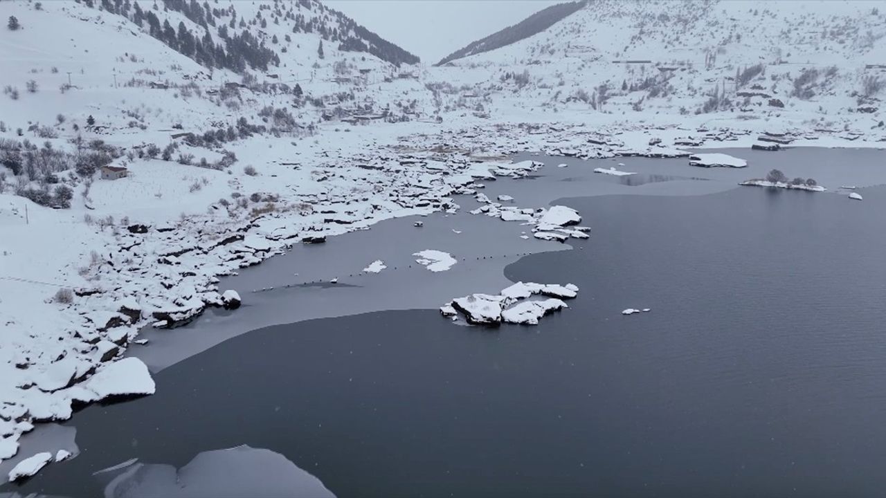 Çat Barajı'ndaki Yüzen Adalar Soğuk Hava Nedeniyle Dondu