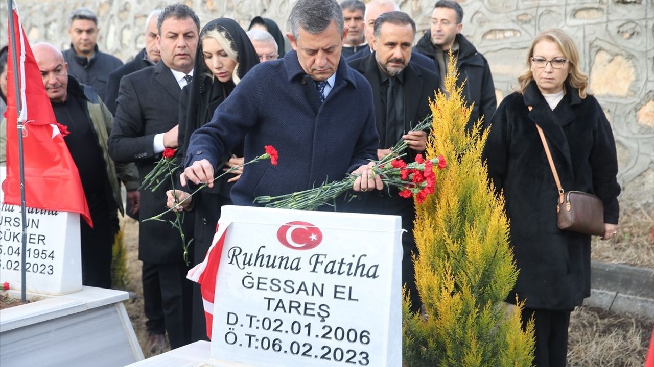 CHP Genel Başkanı Özgür Özel, Adıyaman ve Kahramanmaraş'ta Depremzedeleri Ziyaret Etti