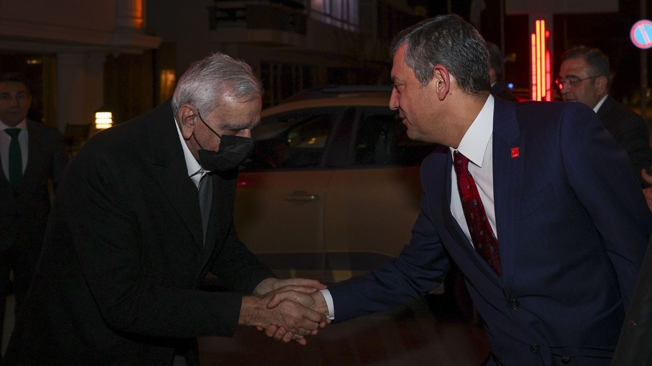 CHP Genel Başkanı Özgür Özel, Ahmet Türk'e Geçmiş Olsun Ziyaretinde Bulundu