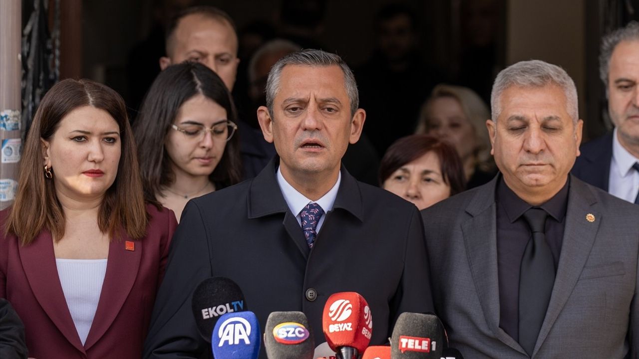 CHP Genel Başkanı Özgür Özel, EMEP Genel Başkanı Seyit Arslan'ı Ziyaret Etti