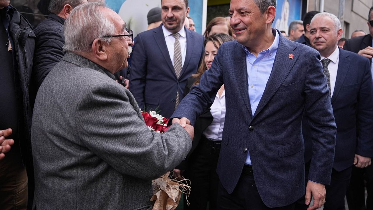 CHP Genel Başkanı Özgür Özel, Salihli'de Belediye ve İlçe Başkanlığına Ziyaret Gerçekleştirdi