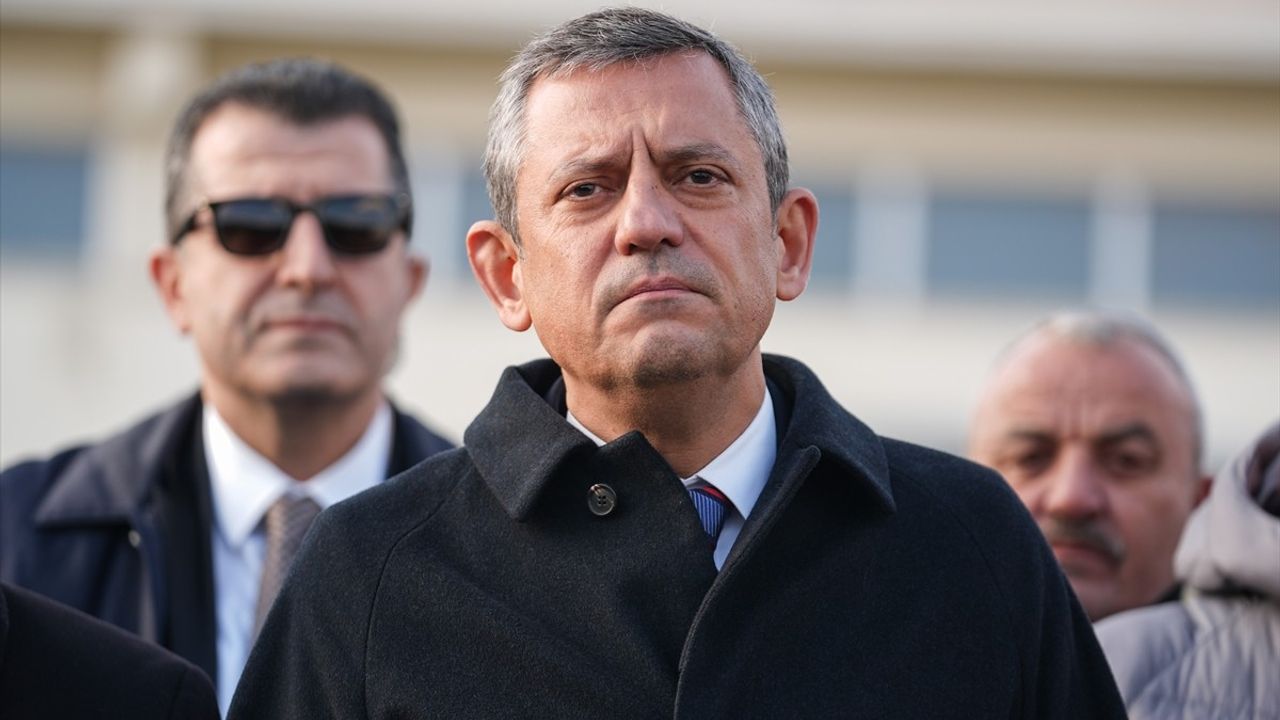 CHP Genel Başkanı Özgür Özel, Silivri Cezaevinde Ümit Özdağ'ı Ziyaret Etti