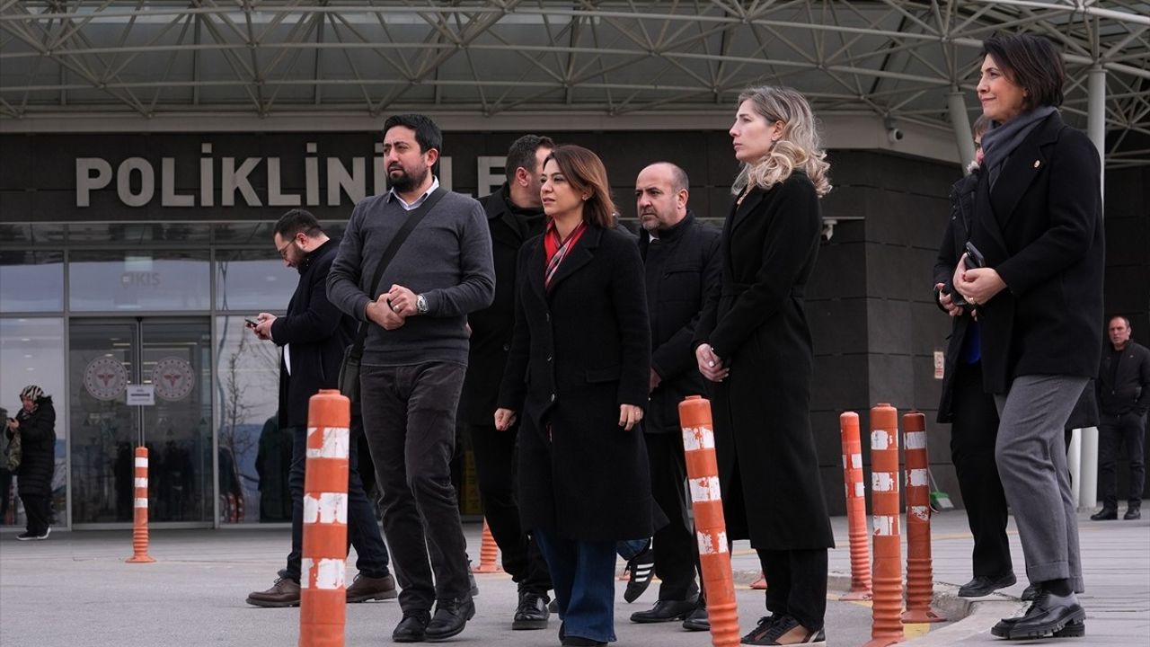 CHP Heyeti, Sahte İçki Nedeniyle Tedavi Altında Olanları Hastanede Ziyaret Etti