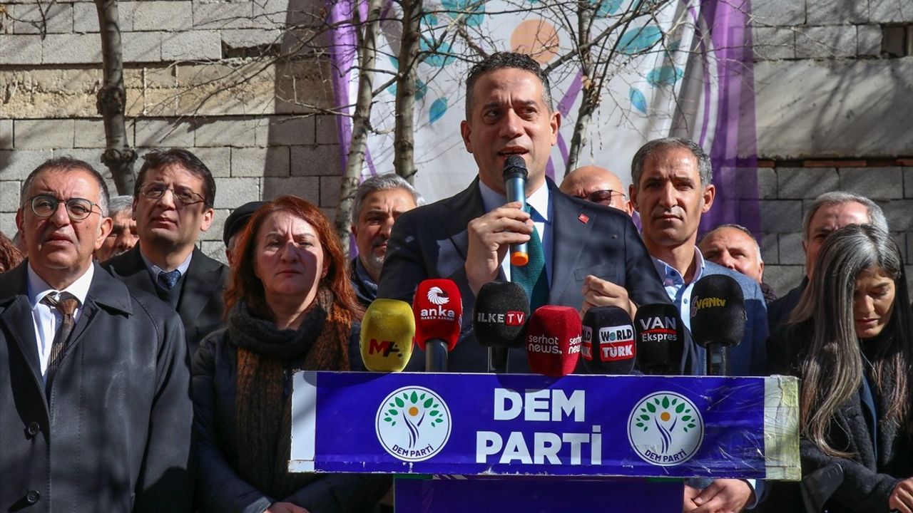 CHP Heyeti, Van'da DEM Parti İl Başkanlığını Ziyaret Etti