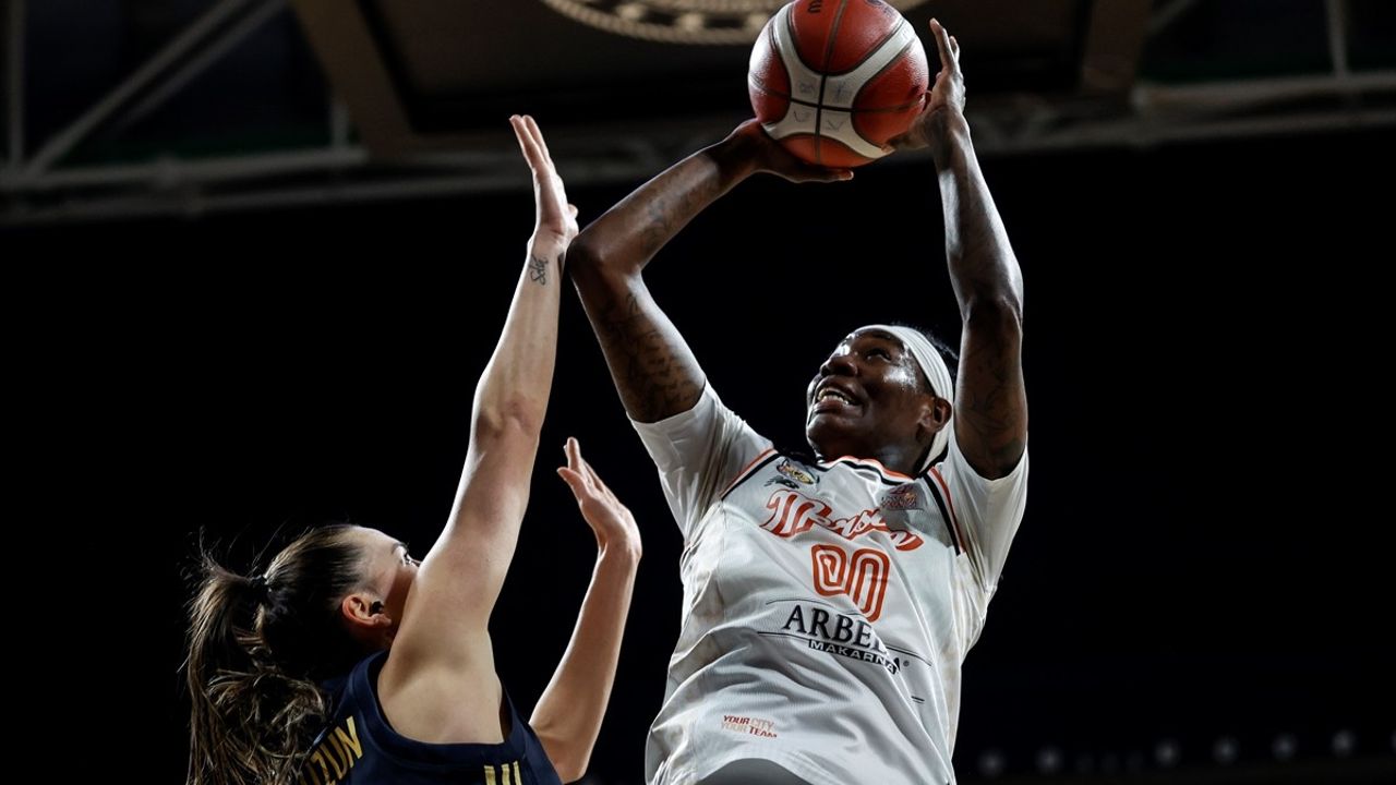 ÇİMSA ÇBK Mersin, Fenerbahçe Opet'i 72-66 yenerek önemli bir galibiyet aldı