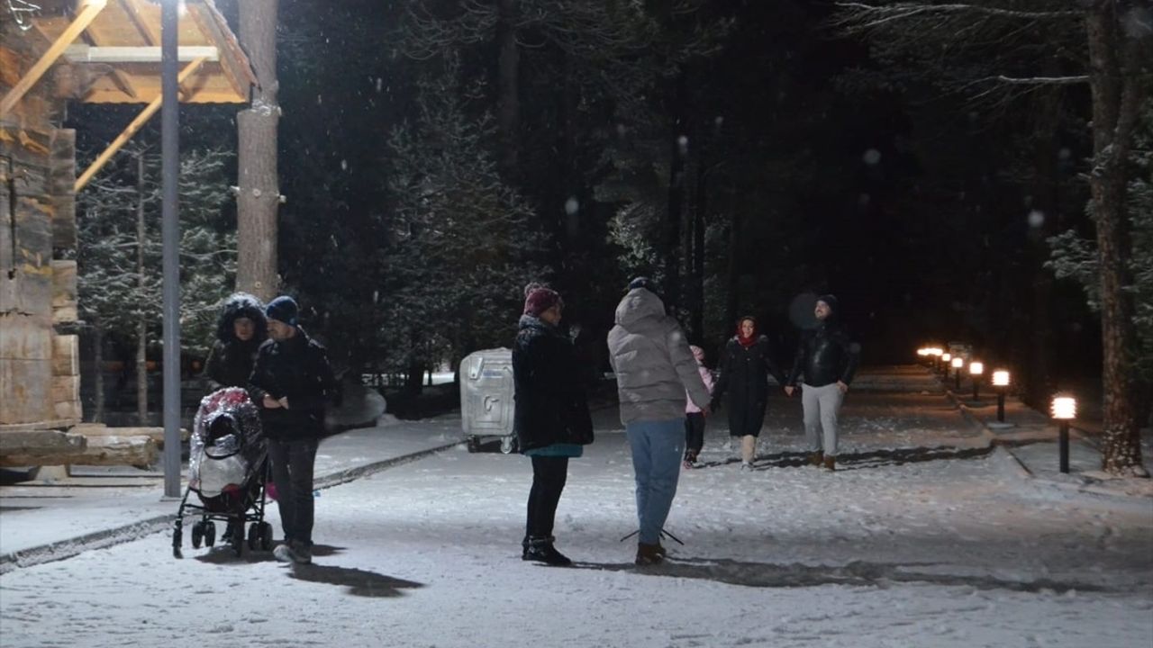 Çorum'un Dodurga İlçesinde Çocuklar Karda Tepsilerle Eğlendi