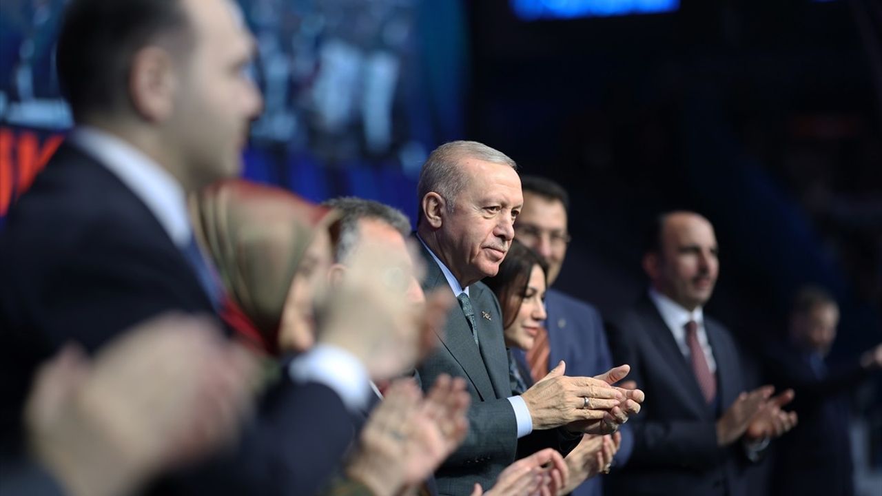 Cumhurbaşkanı Erdoğan, AK Parti 8. Olağan Büyük Kongresi'nde Oyunu Kullandı