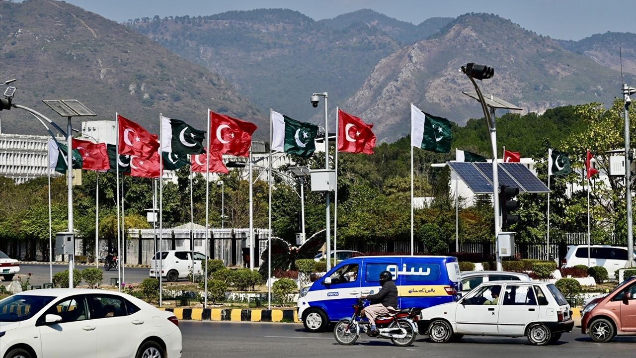 Cumhurbaşkanı Erdoğan'ın Pakistan Ziyareti Öncesi İslamabad'da Türk Bayrakları Asıldı