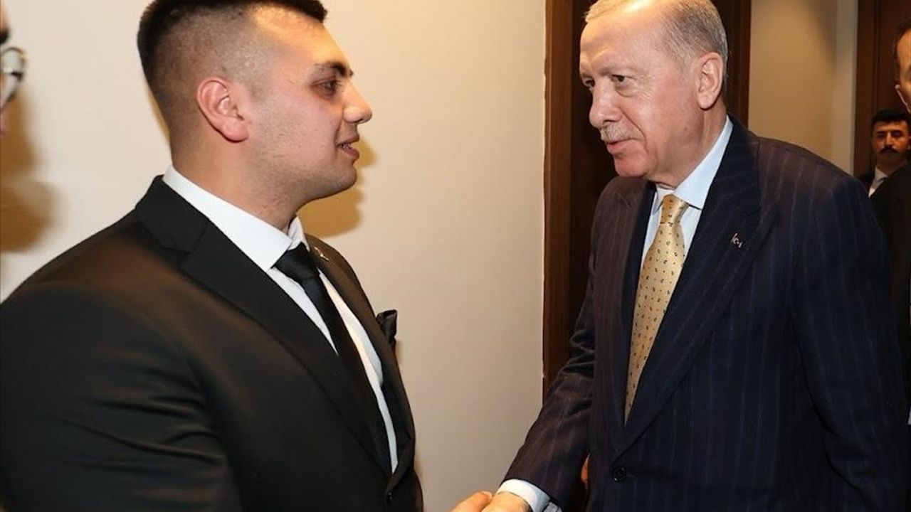 Cumhurbaşkanı Erdoğan, İsim Kardeşi Genç Üyeye Rozetini Takdı