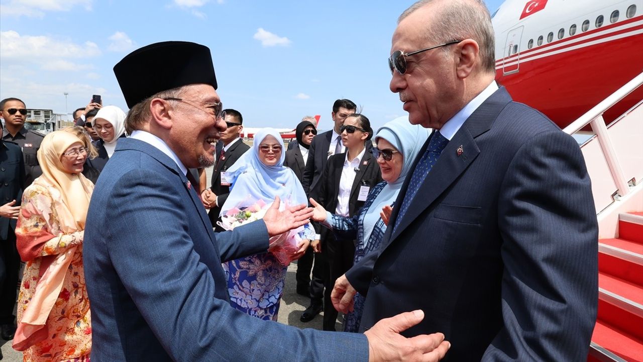Cumhurbaşkanı Erdoğan Malezya'da Resmi Temaslarda Bulunmak Üzere Geldi