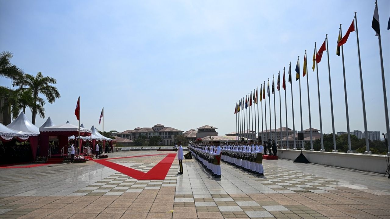 Cumhurbaşkanı Erdoğan, Malezya'da Resmi Törenle Karşılandı