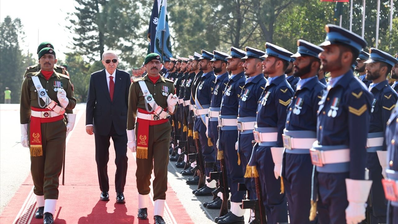 Cumhurbaşkanı Erdoğan, Pakistan'da Resmi Törenle Karşılandı