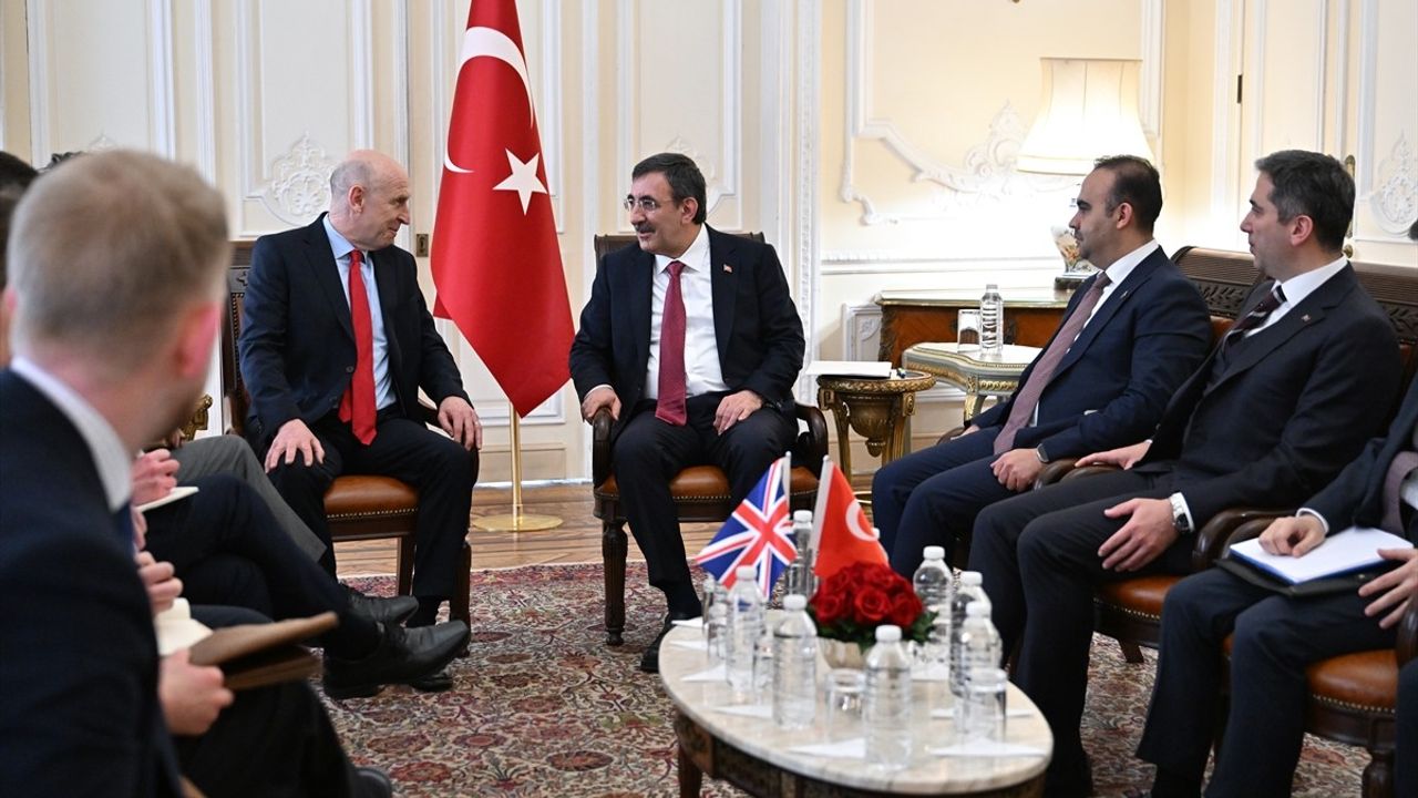 Cumhurbaşkanı Yardımcısı Yılmaz, Londra'da İngiltere Savunma Bakanı Healey ile Görüştü