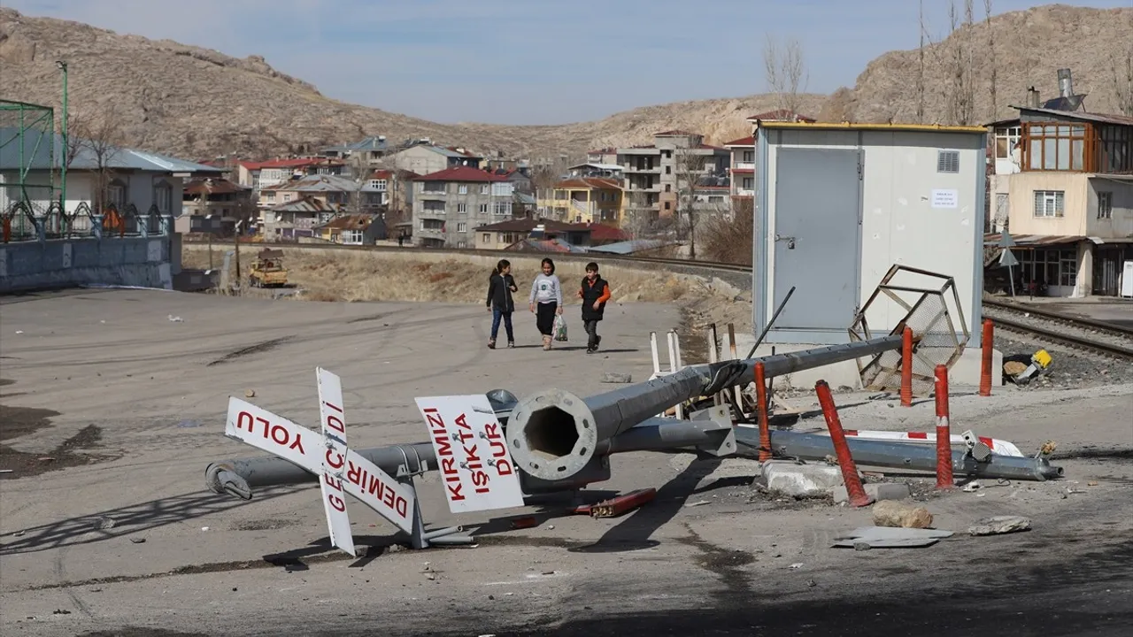 DEM Parti Eş Genel Başkanları Van'da Yürüyüş Düzenledi